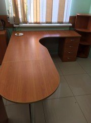 Угловой стол для персонала в офис