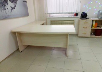 Белый угловой стол для офиса